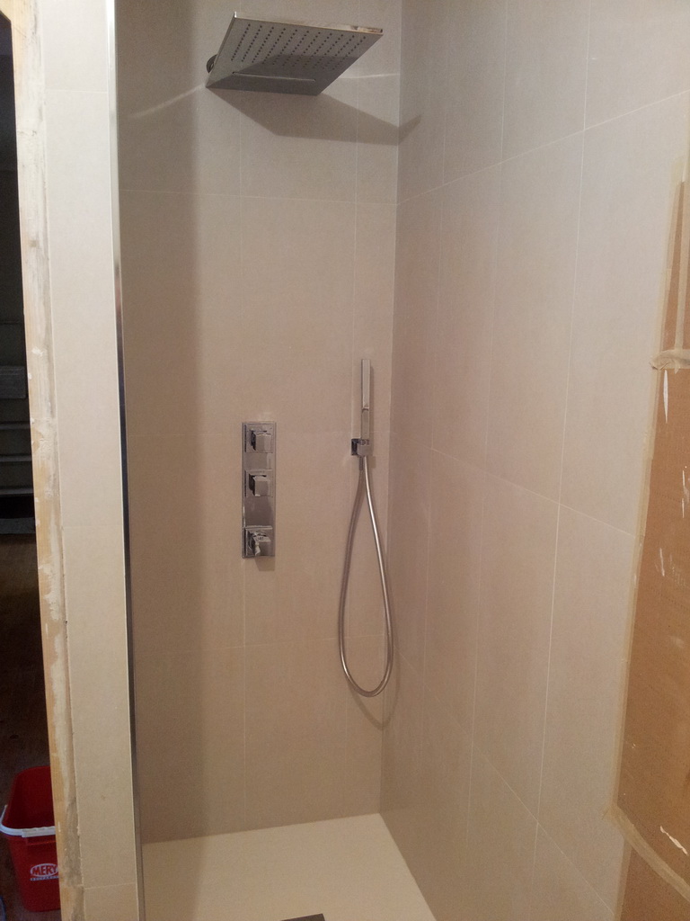 Ducha de obra con rociador empotrado y grifería termostática