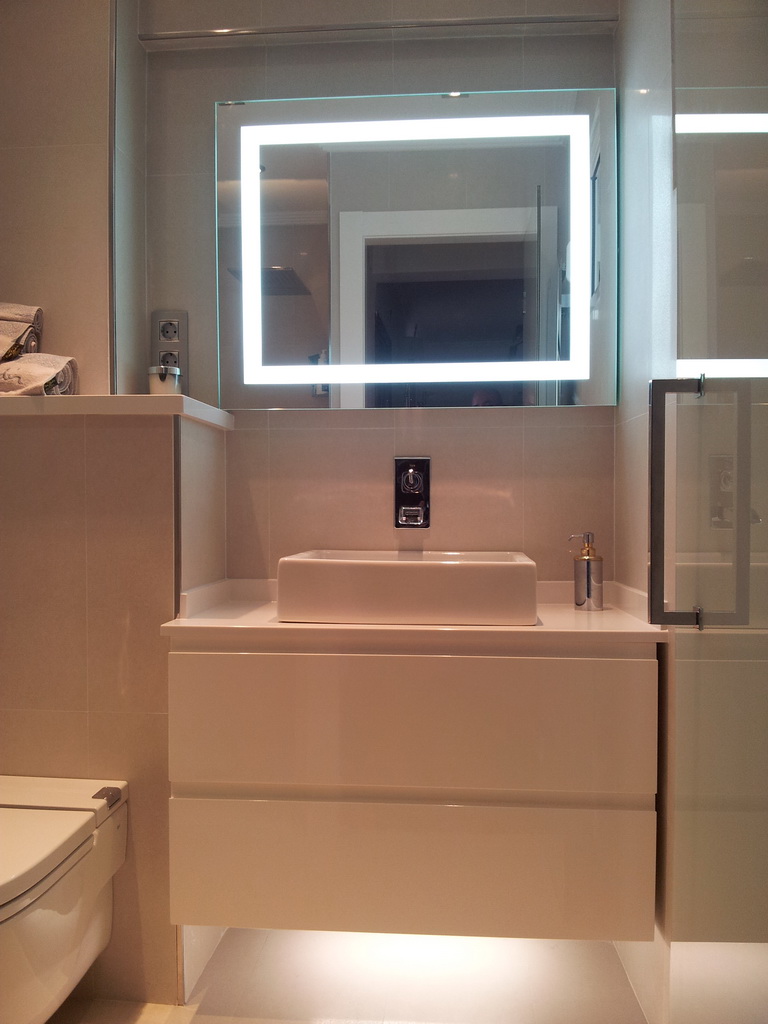 Mueble de baño lacado con espejo retroiluminado