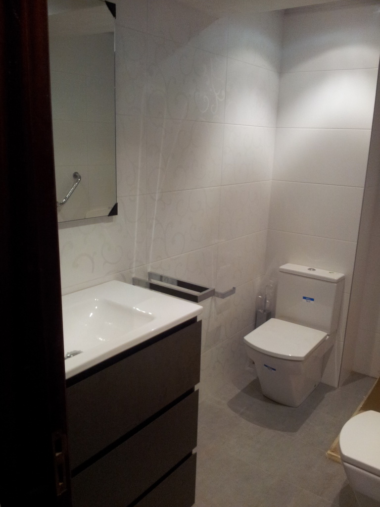 Baño clásico renovado con plato de ducha y cenefa