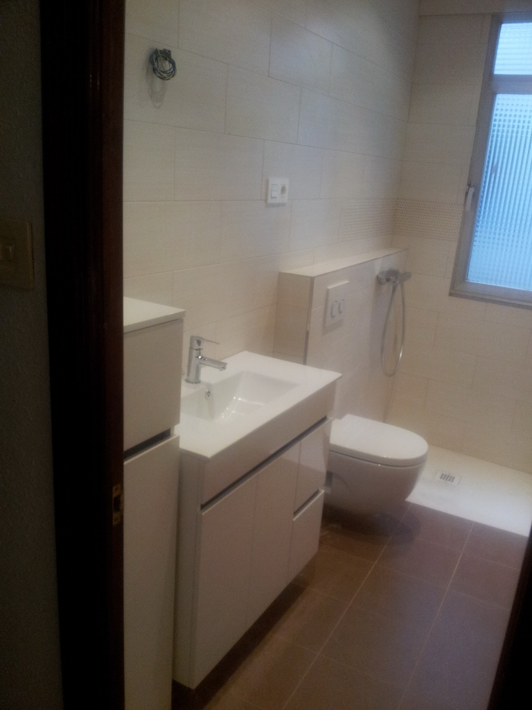 Baño luminoso con ducha junto a la ventana